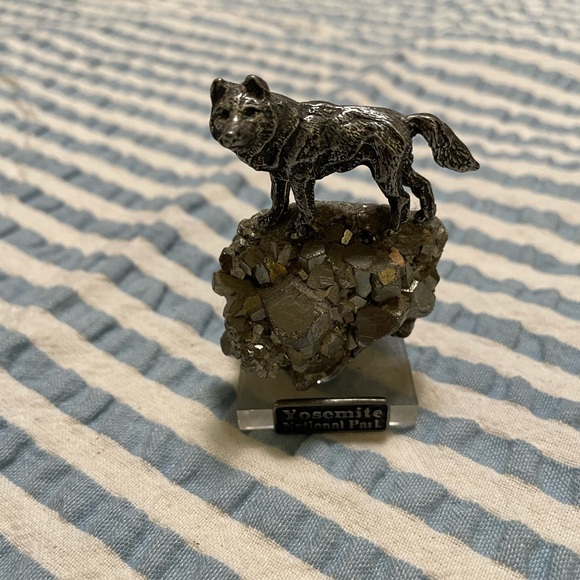 Yosemite National Park souvenir small coyote on sparkling rock - Picture 4 of 4